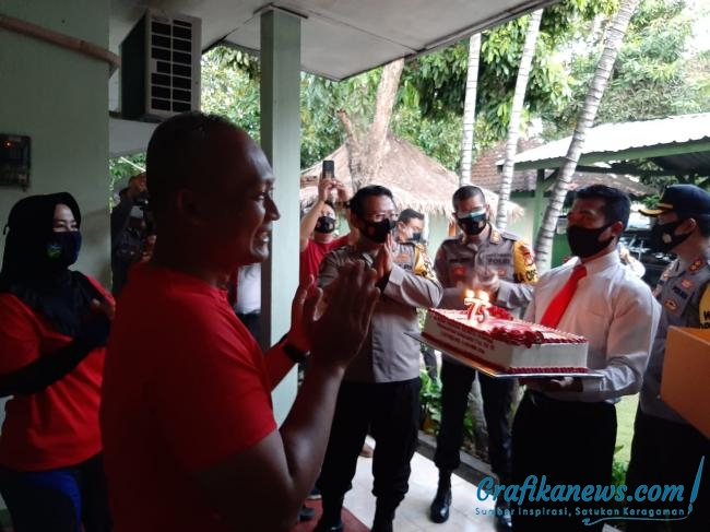 Kapolresta Kasi Kejutan ke Dandim 1606 Lobar Peringati HUT TNI 